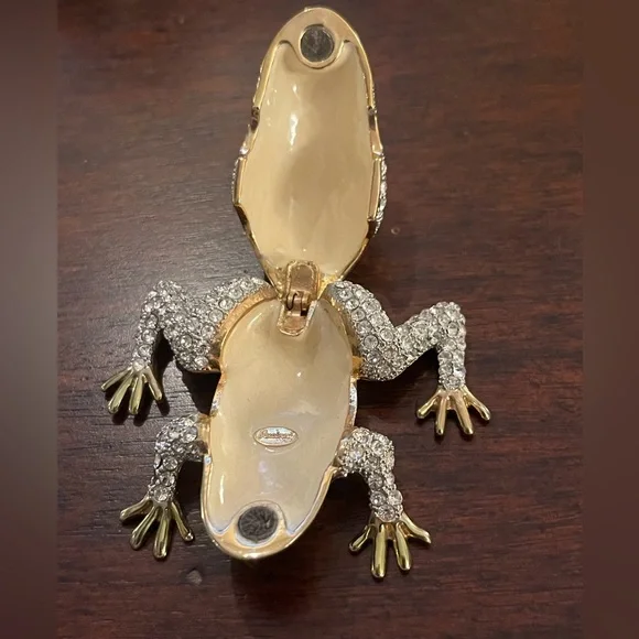 Signed Rucinni enameled pave set crystal metal frog pill trinket jewelry box - Picture 8 of 8